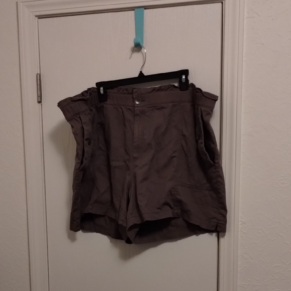 Old Navy Women’s Cargo Shorts in Taupe Brown